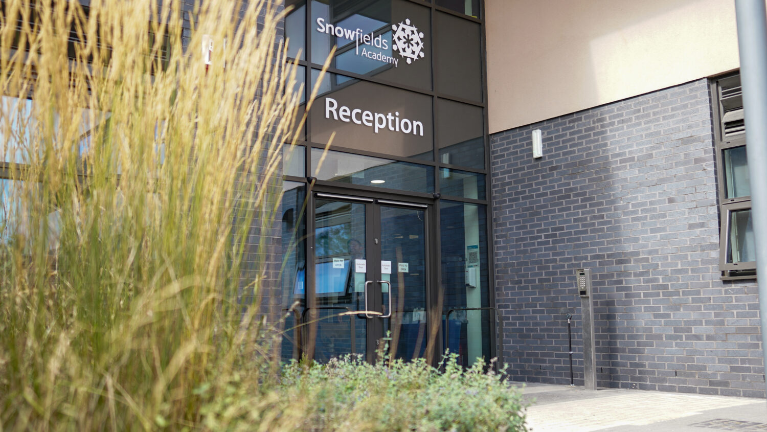 Photo of the front doors to Reception of the Leigh Academy Snowfields building.
